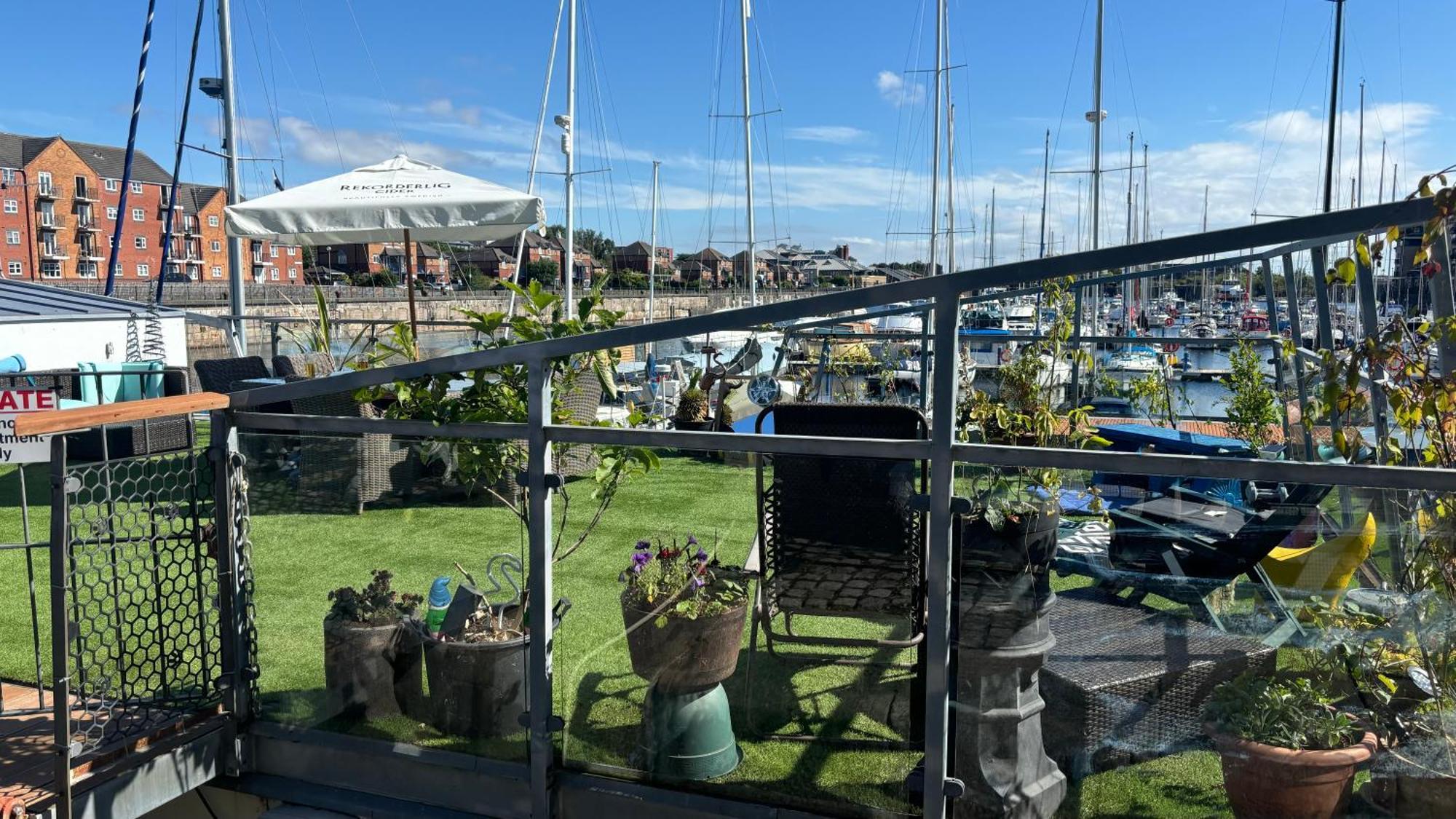 Float Uniquely On Waterfront On Our High End 8 Berth Houseboat Botel *