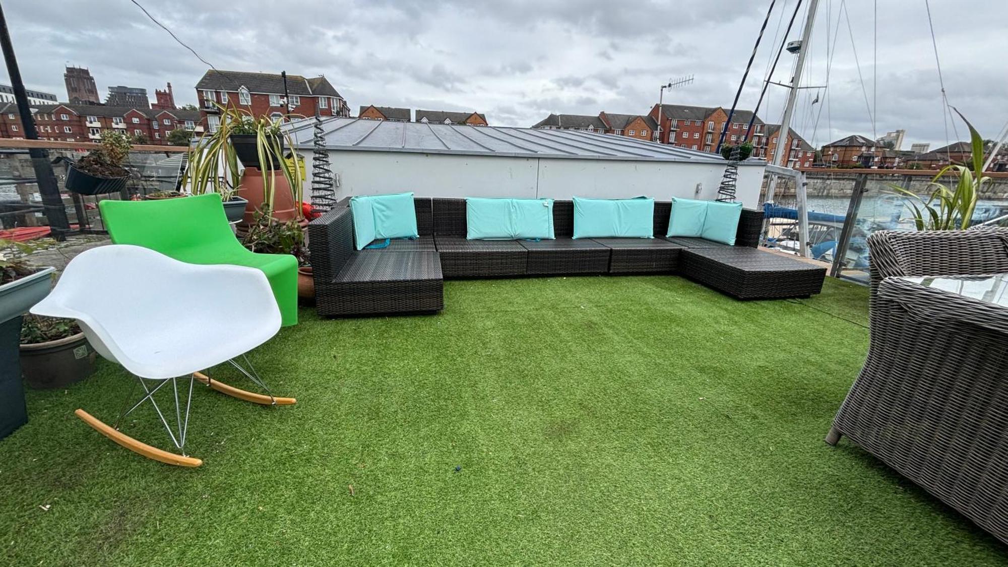 Float Uniquely On Waterfront On Our High End 8 Berth Houseboat *