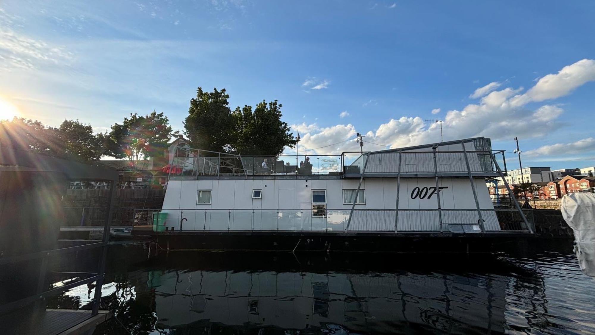 Float Uniquely On Waterfront On Our High End 8 Berth Houseboat Botel *
