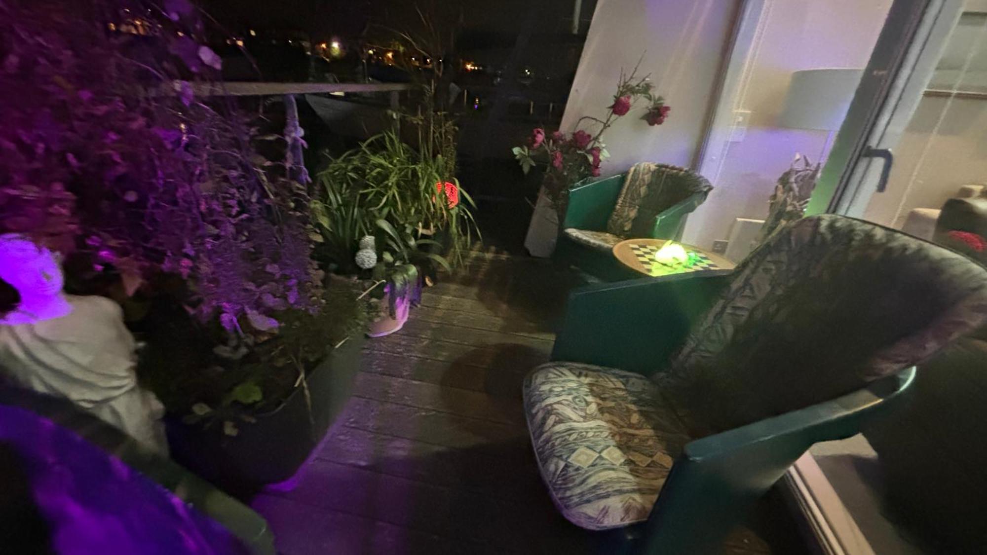 Float Uniquely On Waterfront On Our High End 8 Berth Houseboat * Liverpool